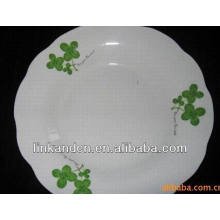 Handgemachtes weißes Porzellan / Keramikplatte mit grünen Blättern